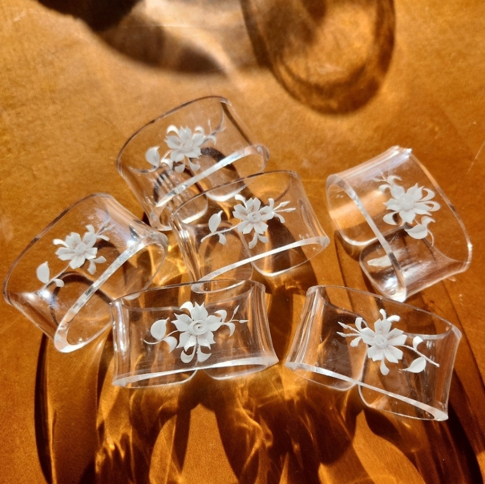 4 Ralph lauren napkins and 6 Napkin rings